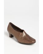 Aravon Elizabeth Pump - Lyst