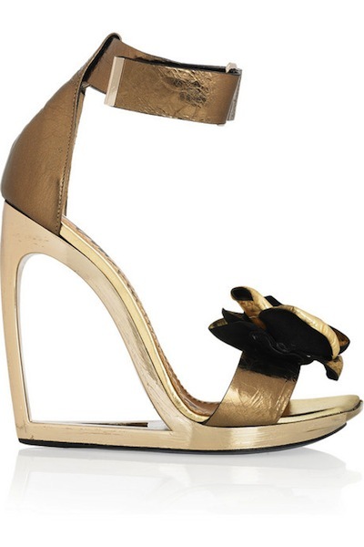 golden eye: gorgeously structured Lanvin heels