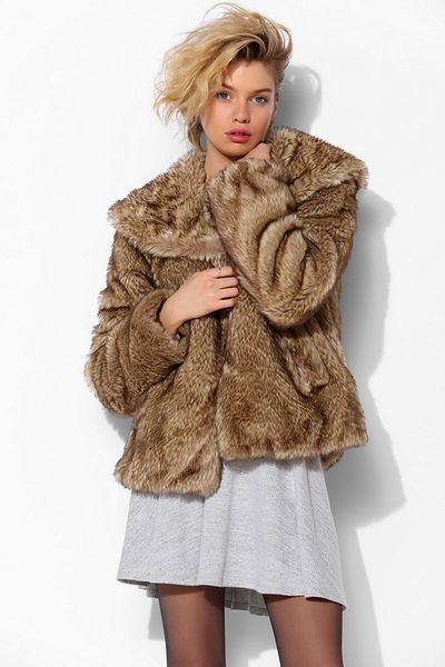 Urban Outfitters Latte Faux Fur Cropped Jacket in Brown | Lyst