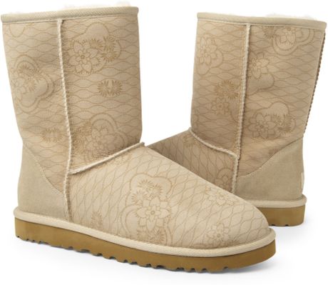 tan short uggs