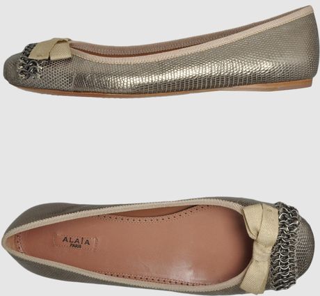 AlaÃ¯a Chain-embellished Metallic Leather Ballet Flats in Gold (silver)