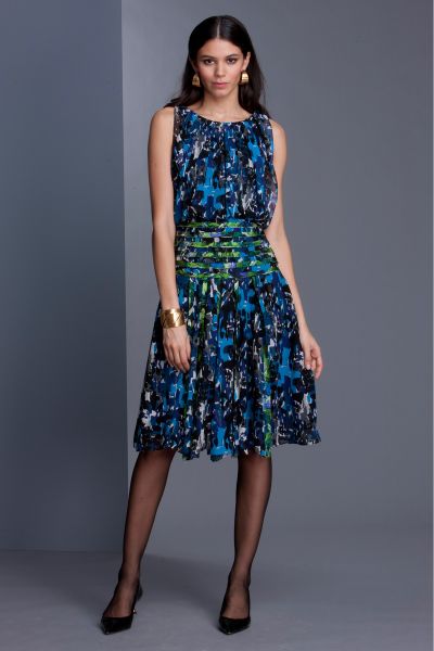 http://cdnd.lystit.com/photos/2011/08/01/oscar-de-la-renta-indigo-splash-print-chiffon-dress-product-1-1386936-717522275_large_flex.jpeg