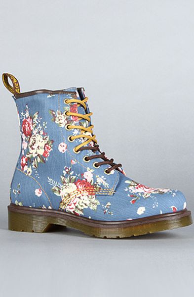 dr martens blue flowers