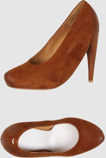  22 Closedtoe Slipons 
