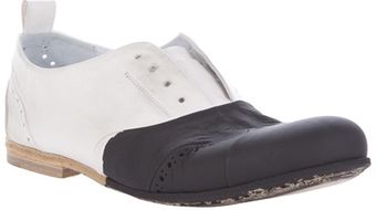  Monochrome Shoe 