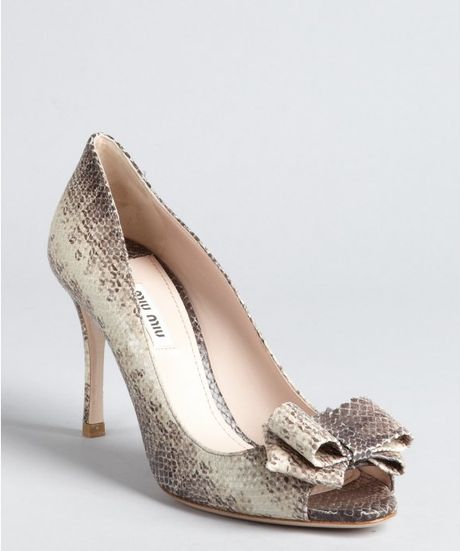 Miu Miu Grey Snake Embossed Leather Bow Peep Toe Pumps in Gray (grey) - Lyst