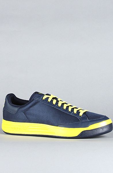 Adidas The Rod Laver Sneaker in Collegiate Navy Prime Yellow in Blue for Men (navy) | Lyst