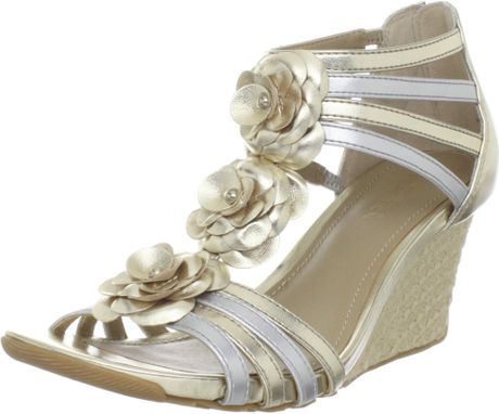 Kenneth Cole Reaction Kenneth Cole Reaction Womens Cedar Leader Tstrap Sandal in Gold (gold metallic) - Lyst