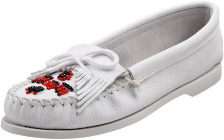 Minnetonka Minnetonka Womens Thunderbird Smooth Moccasin in White - Lyst