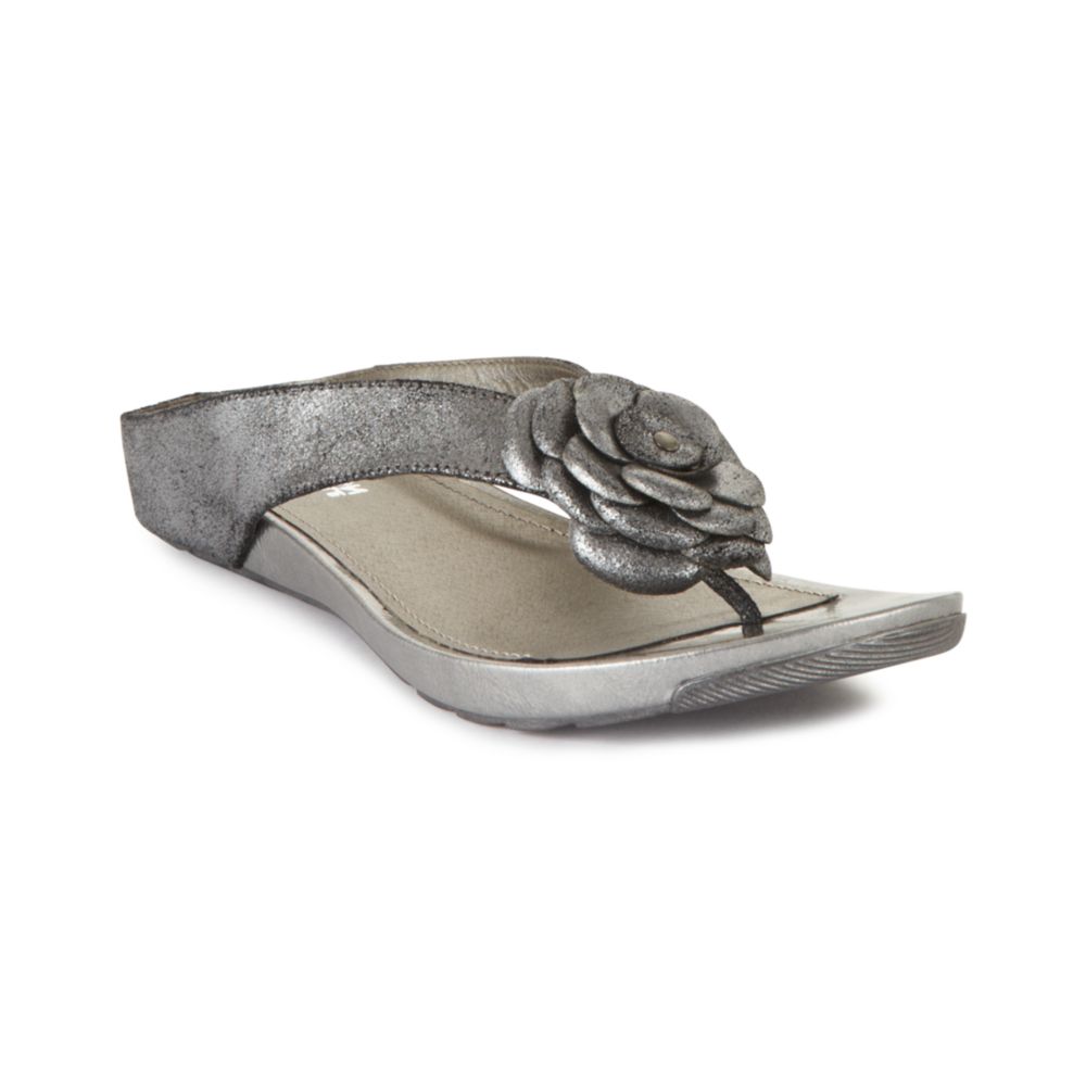 Kenneth Cole Reaction Flower Park Thong Sandals in Silver (pewter) | Lyst