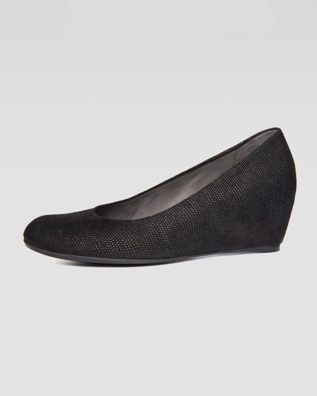Stuart Weitzman Sojourn Goosebump Napa Low Wedge Pump in Black | Lyst