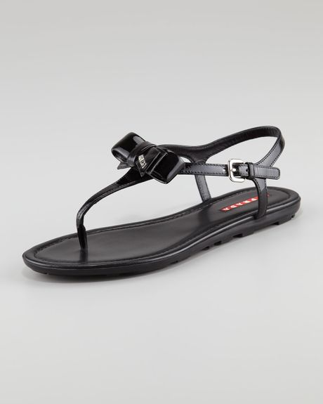 Prada Patent Leather Bow Thong Sandal in Black | Lyst