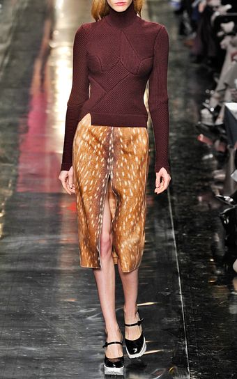 Carven Engineered Knit Turtleneck in Burgundy - Lyst