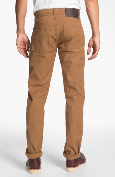 Put together the perfect outfit with our collection of Men’s Khakis and Pants in a variety of fits and styles at American Eagle Outfitters.