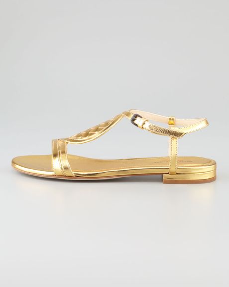 ... Veneta Metallic Woven Leather Flat Sandal Gold in Gold (SAVANA) | Lyst