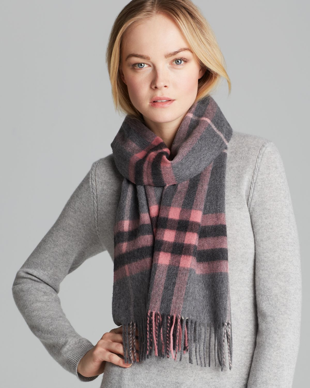 Burberry Giant Check Cashmere Scarf in Pink (Antique Blush) | Lyst