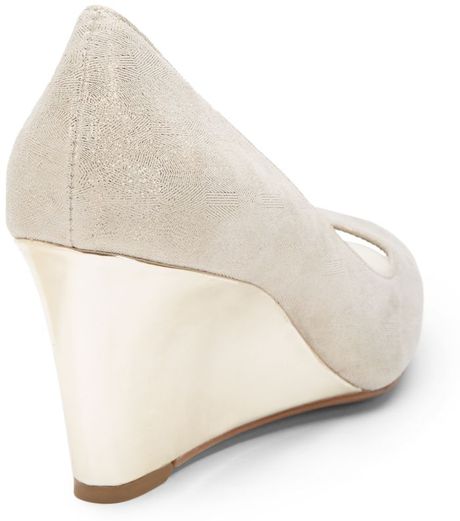 bandolino gold wedges