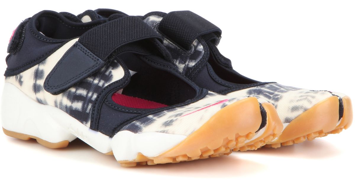 navy blue nike rifts