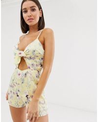 Missguided Tuta corta in raso con laccetti davanti gialla a fiori - Giallo
