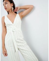 ASOS Tuta jumpsuit stile smoking a righe con fondo ampio e cintura - Bianco