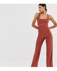 Missguided Anschmiegsamer Jumpsuit in Rostrot mit überkreuzter Rückseite - Braun