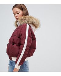 Boohoo Piumino bordeaux con riga laterale e cappuccio in pelliccia sintetica - Rosso