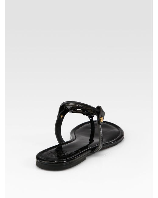 Tory burch Miller Patent Leather Logo Thong Sandals in Black | Lyst