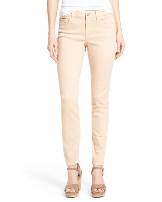 Stay updated Beige jeans Short Jackets Beige Vest Coat Socks White jeans Blue Jeans Stylish Clothes Casual Wear Outfit White Pants Jean Jacket Vest Woman Fashion Clothes Denim Outfits Casual clothes Color Pants Tan Jeans Ladies fashion.