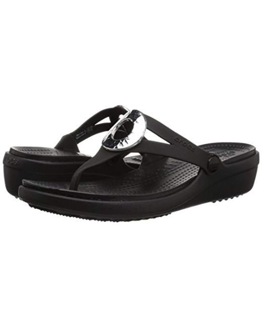 Lyst - Crocsâ¢ Sanrah Hammered Metallic Wedge Flip Sandal in Black