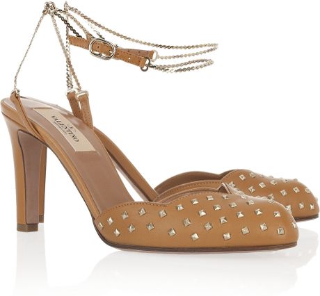 Valentino Chain-strap Scalloped Leather Pumps in Brown (camel) | Lyst