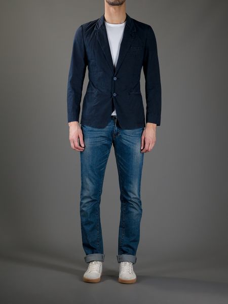 Navy blue blazer casual A men’s navy blazer becomes weekend worthy when buttons are more prominent. Take to the high seas, setting sail with nautical buttons adorning the design. Stay cool in the hot sun by switching out the wool or cashmere of dressy blazers for the linen or cotton of more casual sport coats.