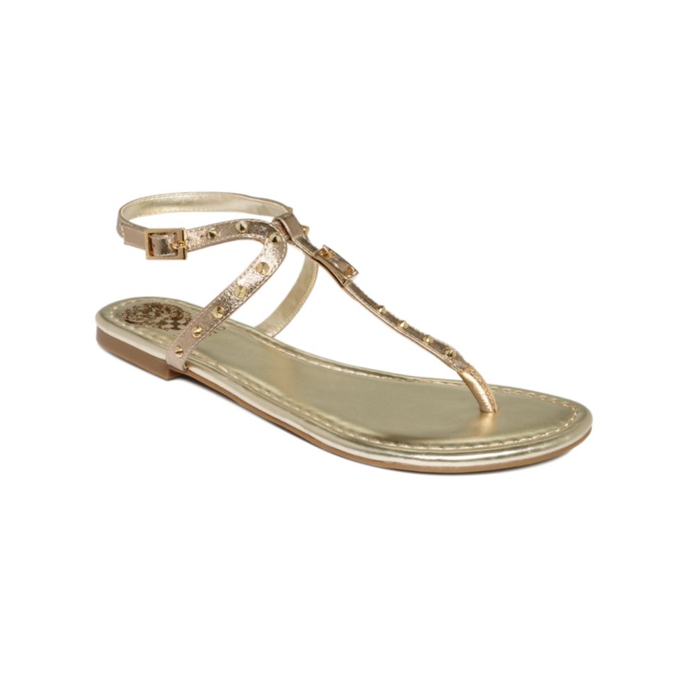 Vince Camuto Molen Flat Thong Sandals in Gold | Lyst