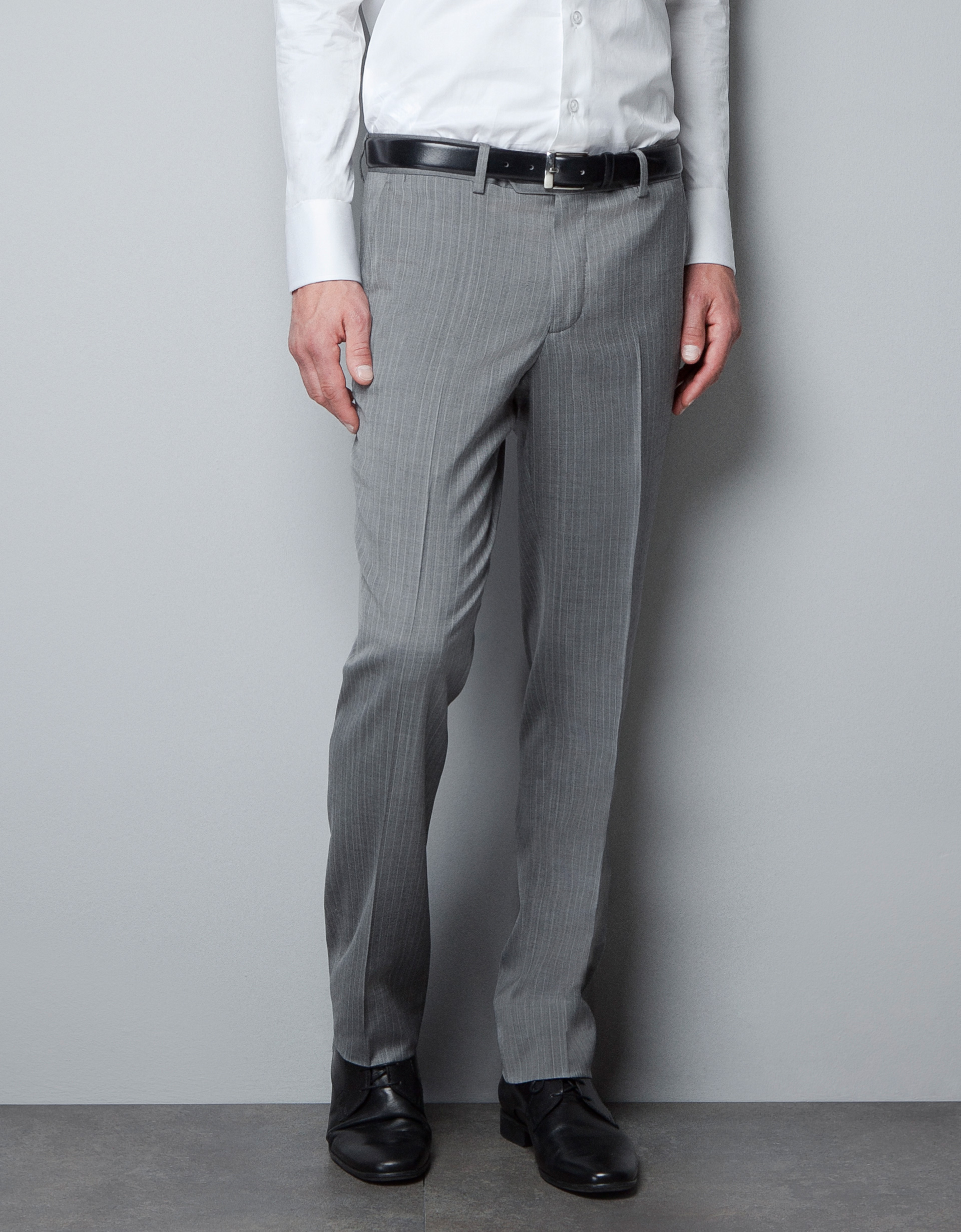 Mens grey trousers Grey flannel trousers match almost any color and pattern. There is no color or pattern of shirt, tie, or jacket with which it clashes. You could blindly pick any combination to go with your grey flannel trousers and rest assured that it will work.