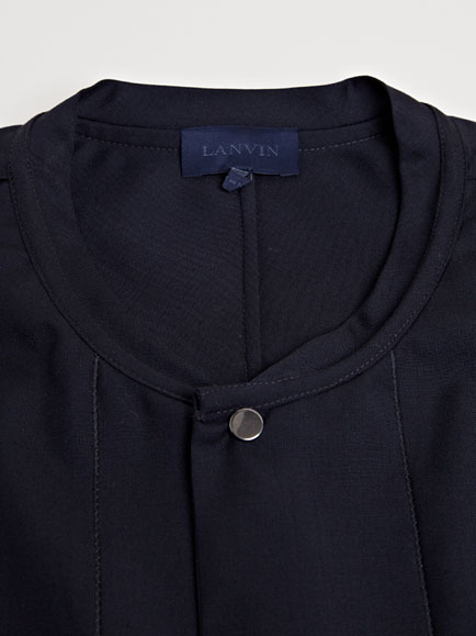black shirt round collar