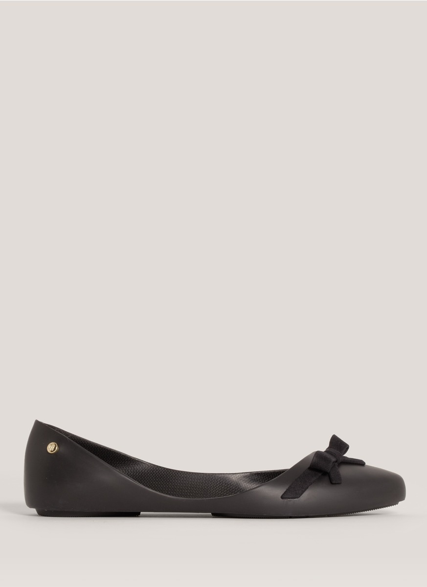 black pointed ballerinas