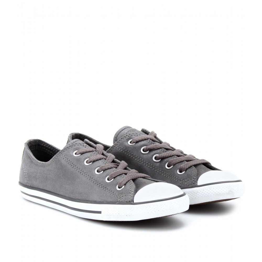 grey low cut converse