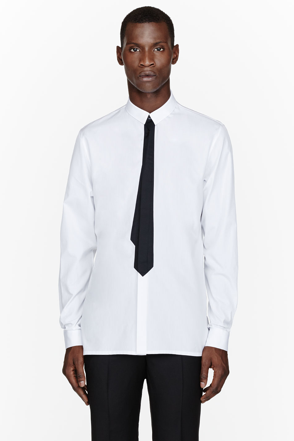 Черная рубаха с белым галстуком