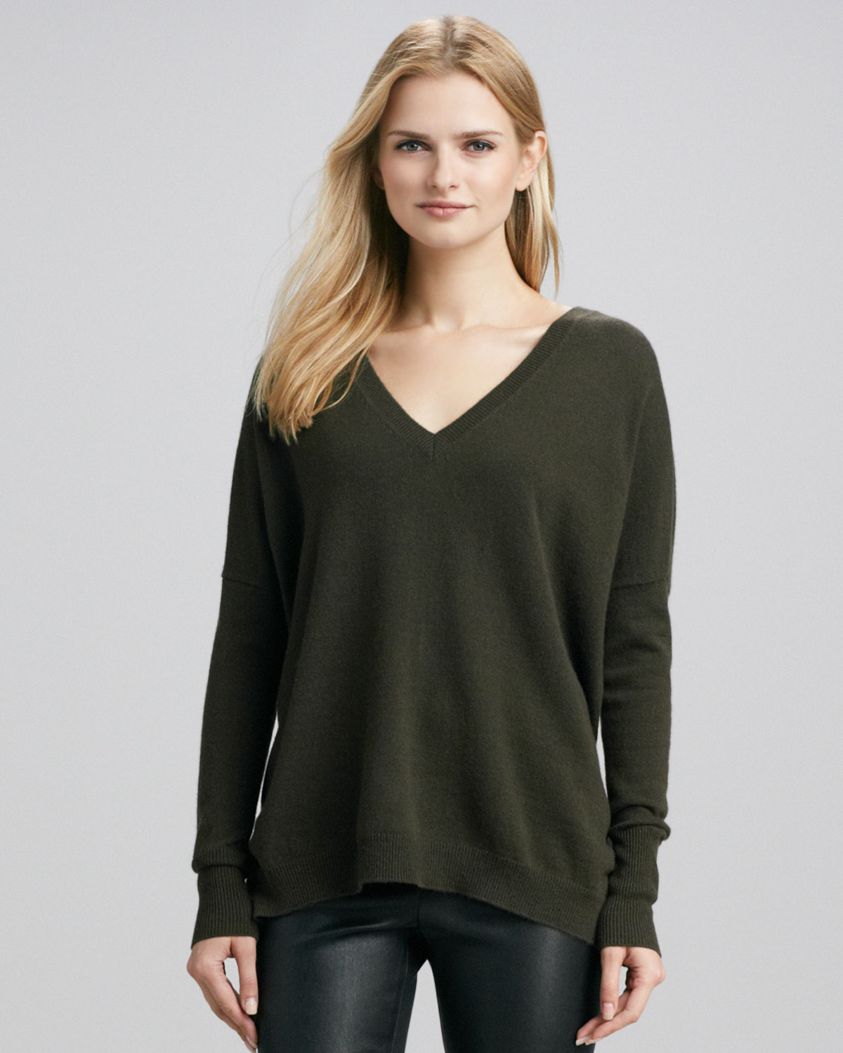 Vince Relaxed V-Neck Cashmere Sweater in Green | Lyst