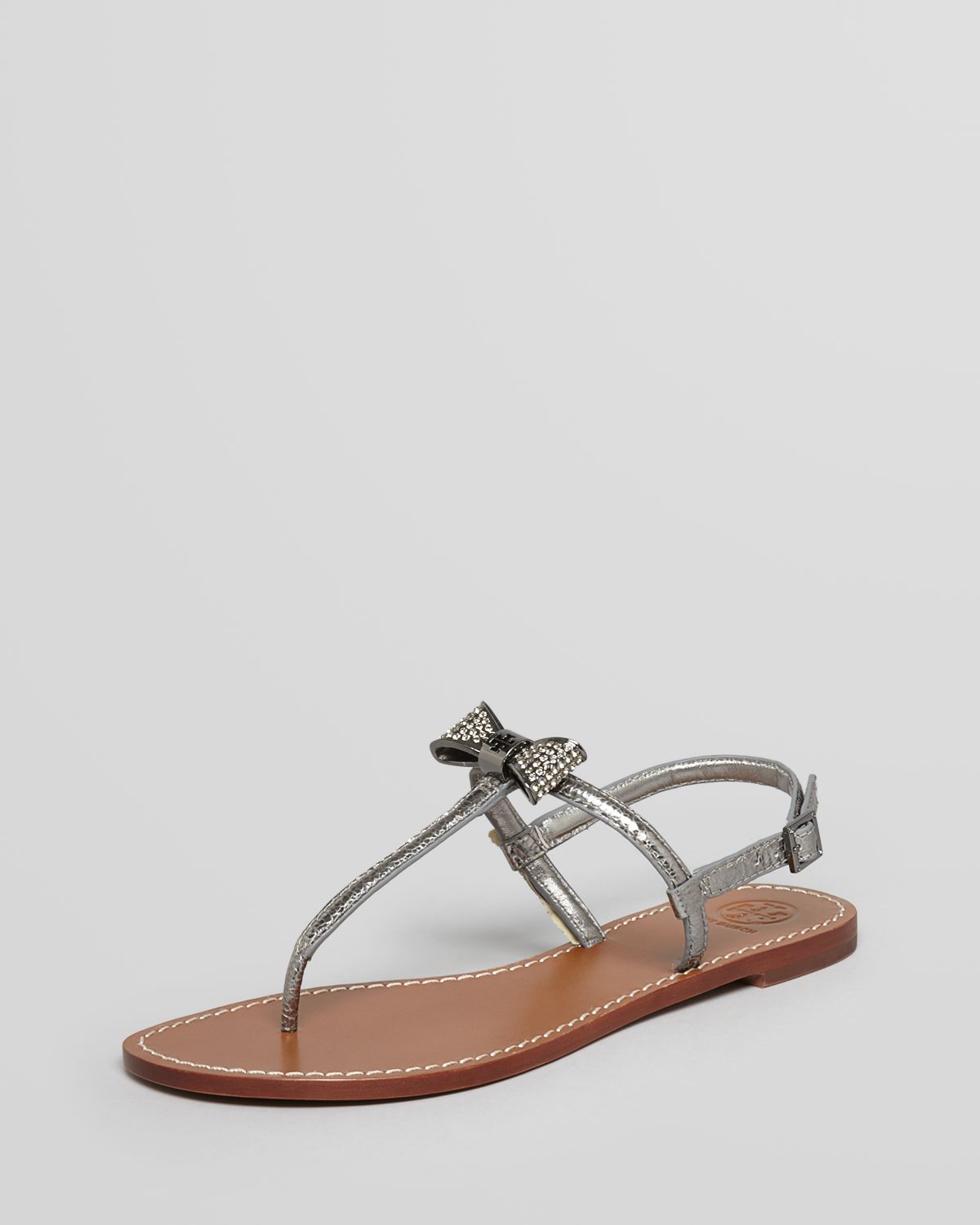 Tory Burch Thong Sandals Bryn Pave Bow Flat in Silver (Pewter) | Lyst