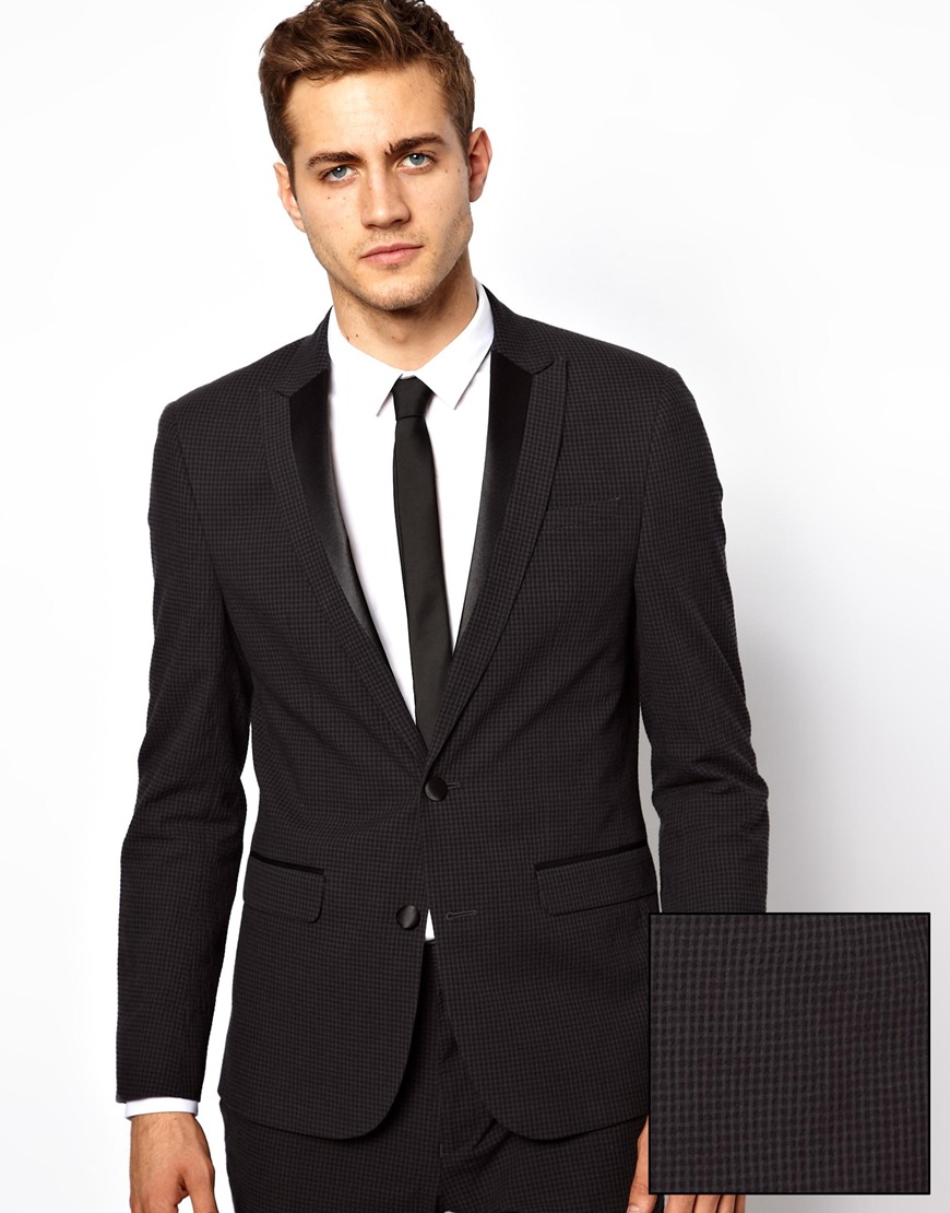 Черная рубашка черный галстук и черный костюм