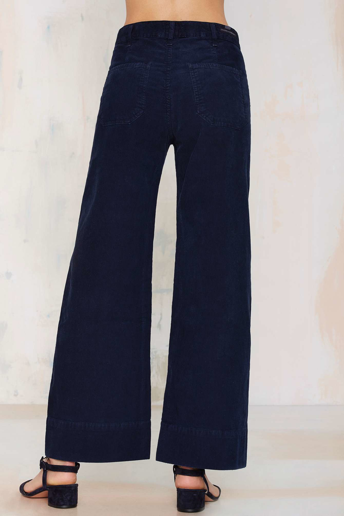 Wide leg corduroy Cookies. This Platform uses first- and third-party cookies to improve your experience and our services, analyzing browsing within the Platform. By continuing to browse you are accepting their use.