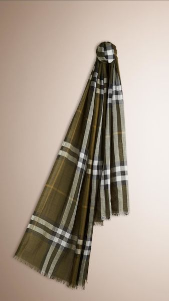 Burberry Lightweight Check Wool And Silk Scarf in Green (OLIVE GREEN