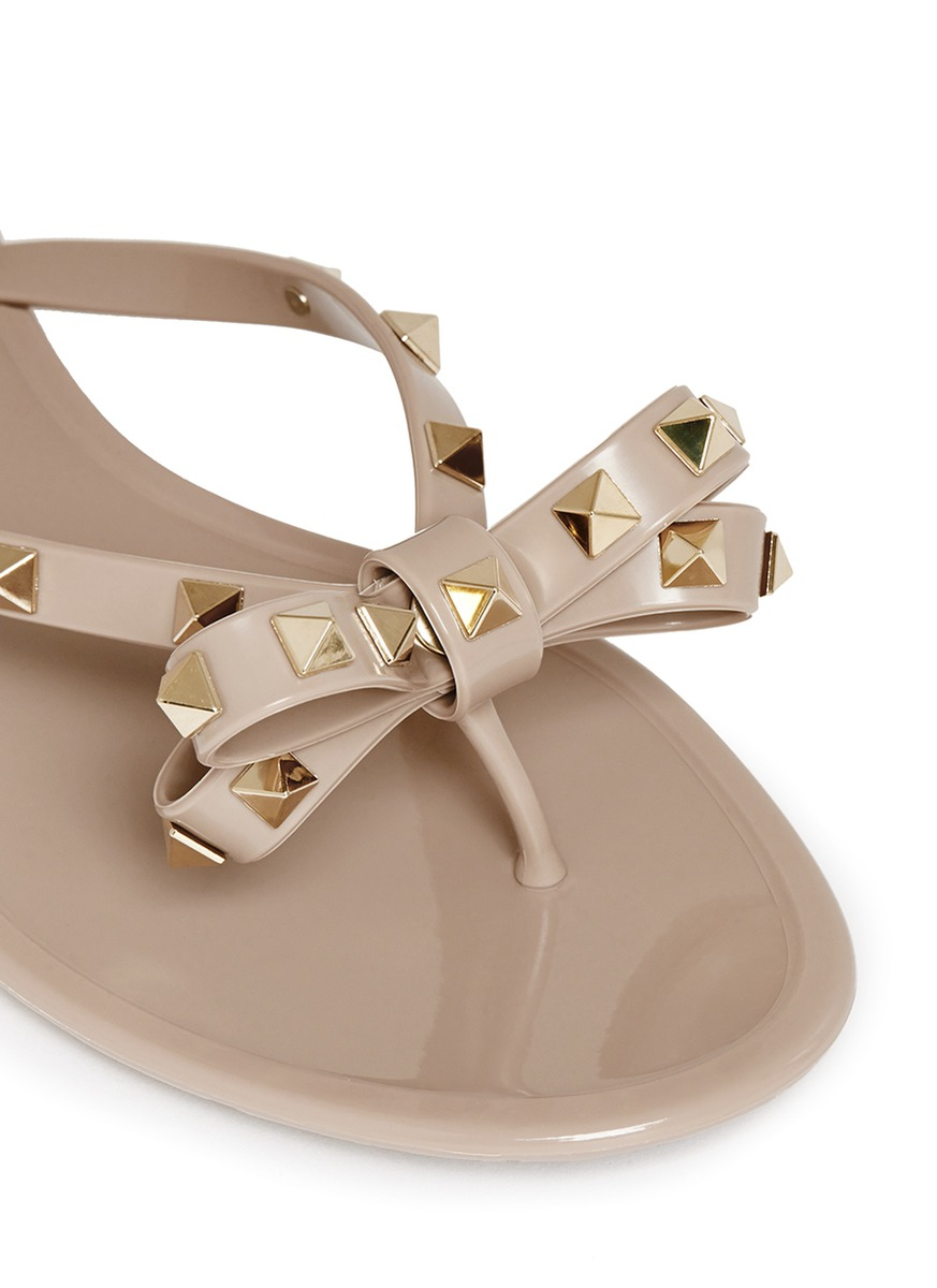 Valentino 'rockstud' Bow Flat Jelly Sandals in Natural - Lyst