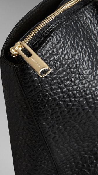 Burberry Medium Signature Grain Leather Tote Bag in Black | Lyst