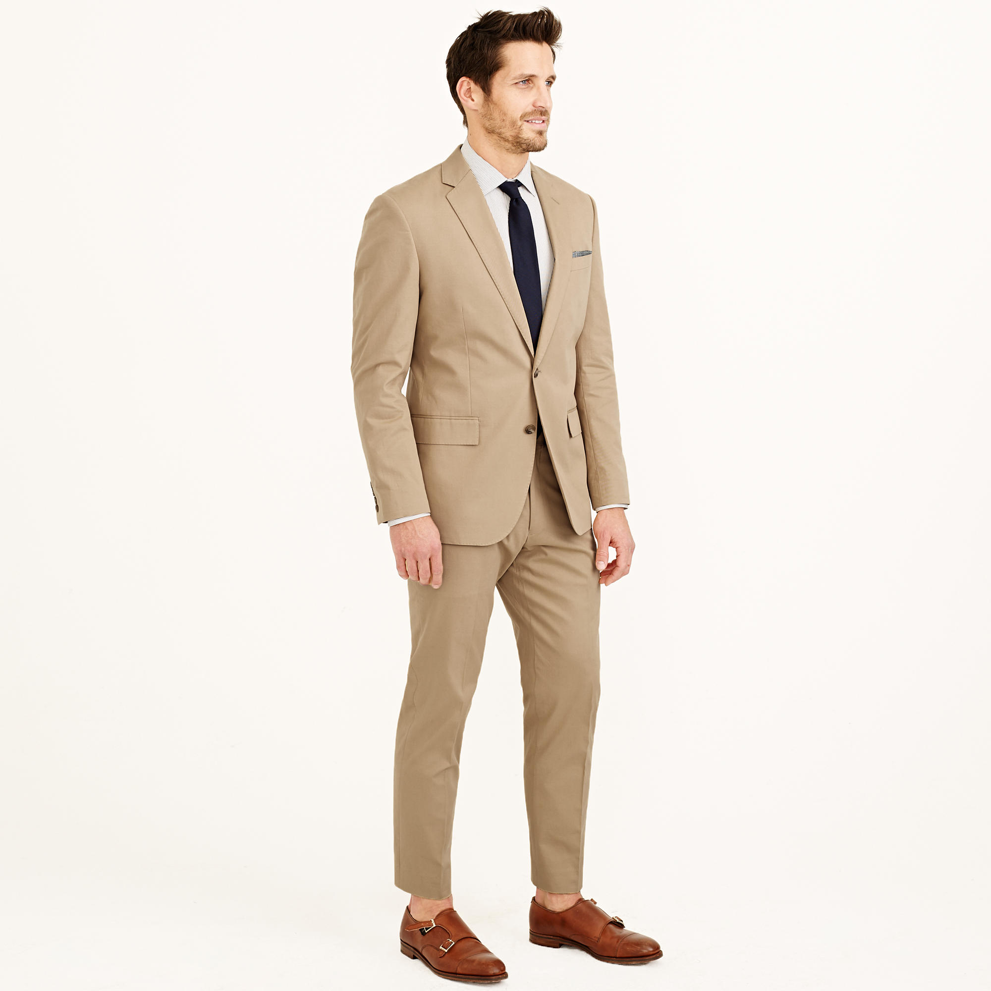 All Listings Men’s chino pants are semi formal pants that are very versatile. They tend to have a slimmer fit, which gives them a more formal look. Chino can come in a large range of colors, and have hidden pockets.