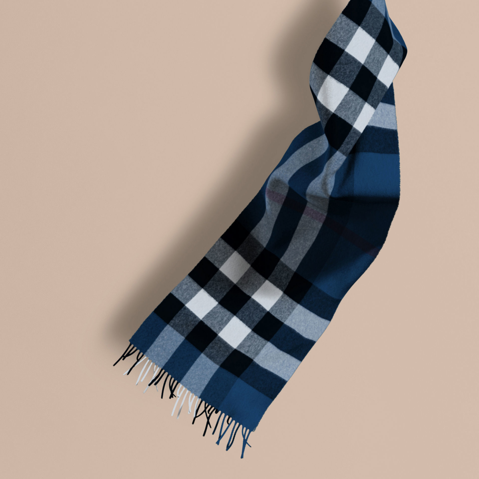 Burberry The Large Classic Cashmere Scarf In Check Marine Blue in Blue