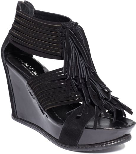 Kenneth Cole Reaction Bigswell Fringe Wedge Sandals in Black | Lyst