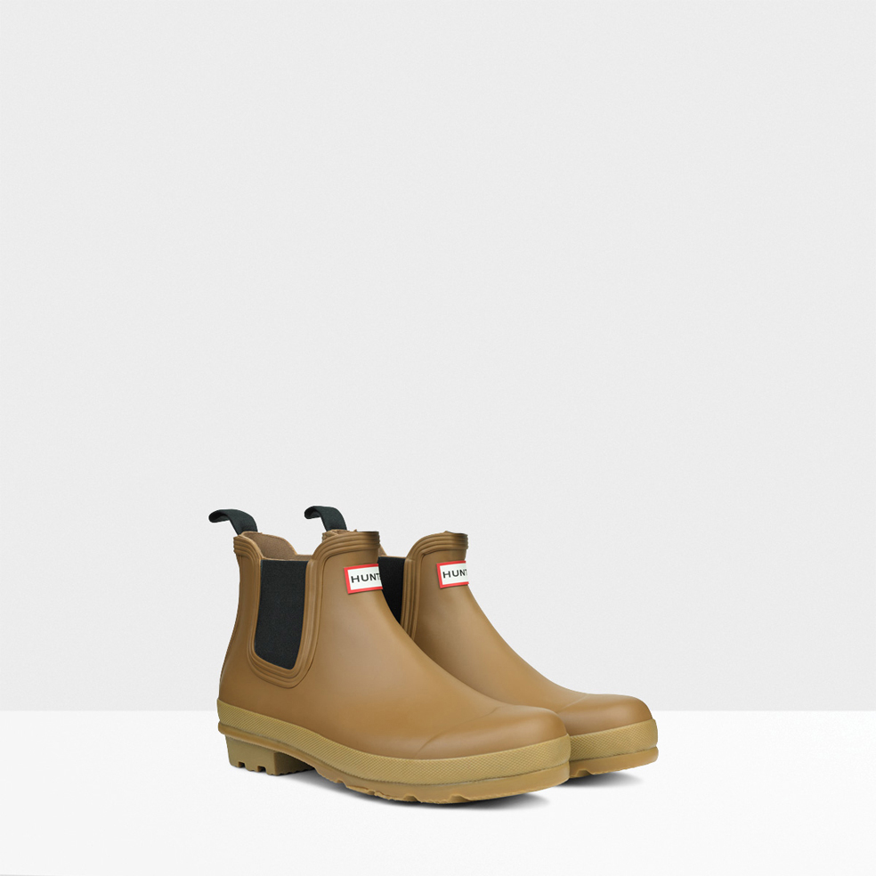 color sole chelsea boots