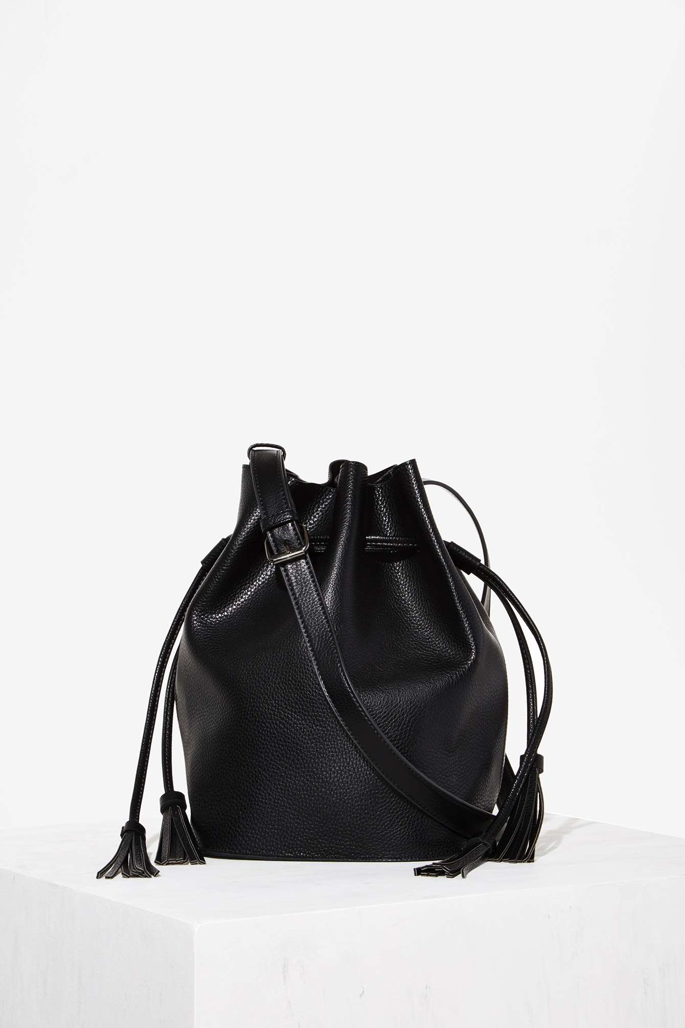 Lyst Nasty Gal Lizzie Tassel Bucket Bag In Black Gallery