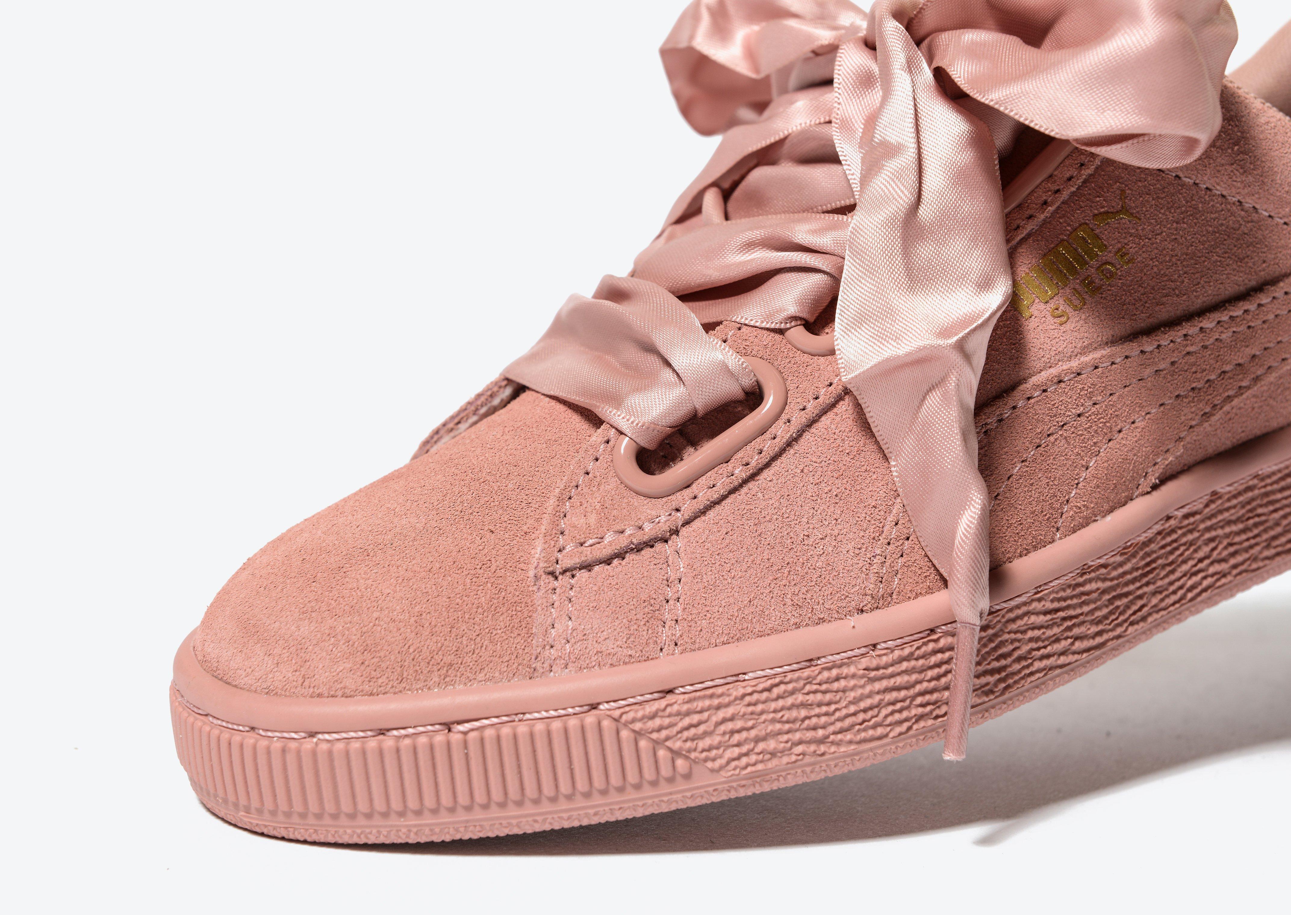 puma with flowers